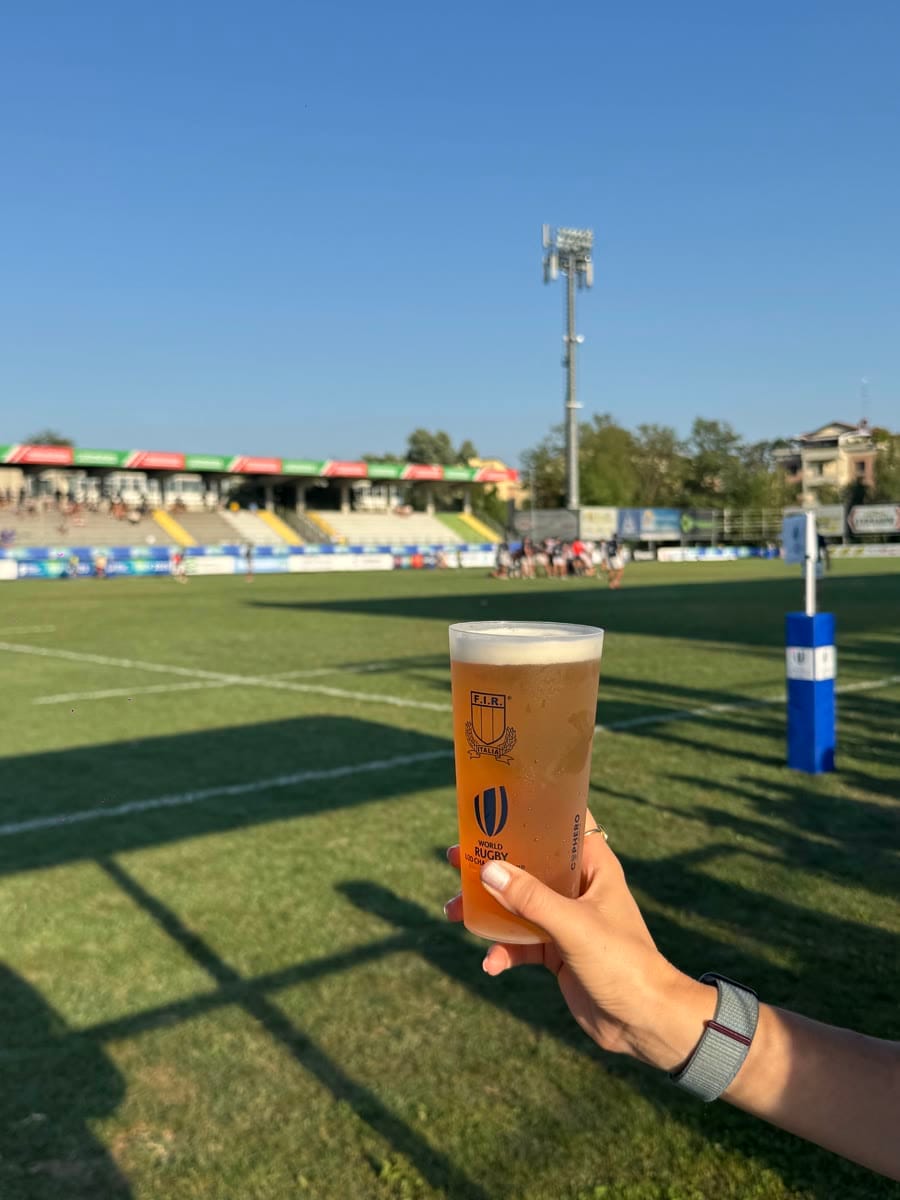 Bicchiere FIR Rugby davanti al campo e alla tribuna