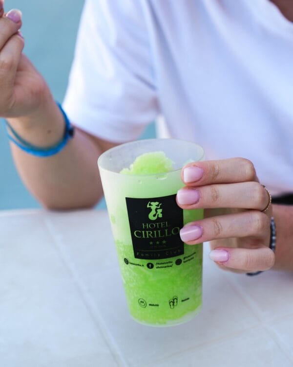 Bicchiere personalizzato Hotel Cirillo con una granita